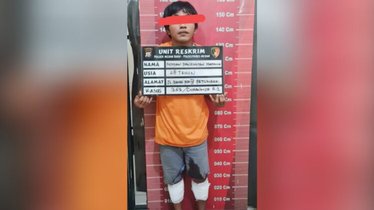 Pelaku curanmor, Romi Pangihutan Marpaung yang ditangkap personil Polsek Medan Baru. (Foto Ist)
