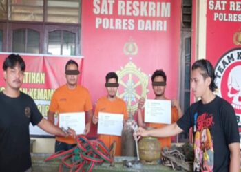 Tiga pemuda yang melakukan aksi pencurian besi pembatas jalan di Kecamatan Silahisabungan Kabupaten Dairi. (Foto Ist)
