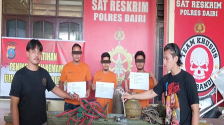 Tiga pemuda yang melakukan aksi pencurian besi pembatas jalan di Kecamatan Silahisabungan Kabupaten Dairi. (Foto Ist)
