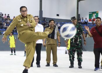 Pjs Wali Kota Siantar Drs Matheos Tan MM membuka Kejuaraan Futsal Tingkat SMA Sederajat se-Kota siantar Tahun 2024.