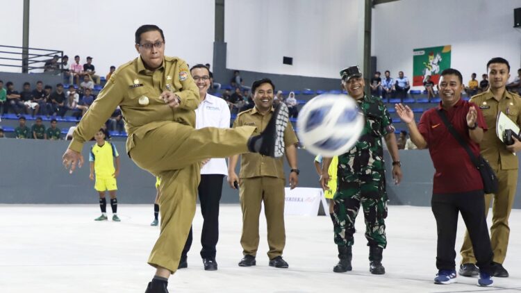 Pjs Wali Kota Siantar Drs Matheos Tan MM membuka Kejuaraan Futsal Tingkat SMA Sederajat se-Kota siantar Tahun 2024.
