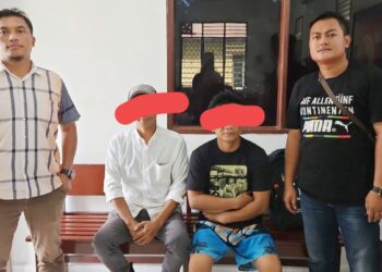 Kedua pelaku, JW (39) dan E alias Ebot diapit Polisi