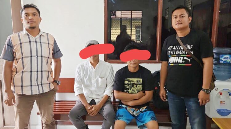 Kedua pelaku, JW (39) dan E alias Ebot diapit Polisi