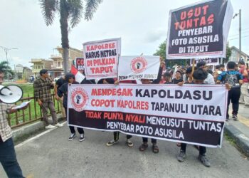 Massa dari Pospera mengelar aksi di halaman Polda Sumut mendesak agar Kapolres Taput dicopot. (Foto Romulo)