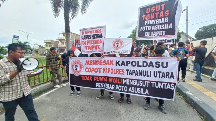 Massa dari Pospera mengelar aksi di halaman Polda Sumut mendesak agar Kapolres Taput dicopot. (Foto Romulo)