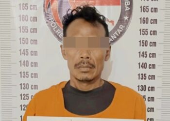 Tersangka DK beserta barang bukti
