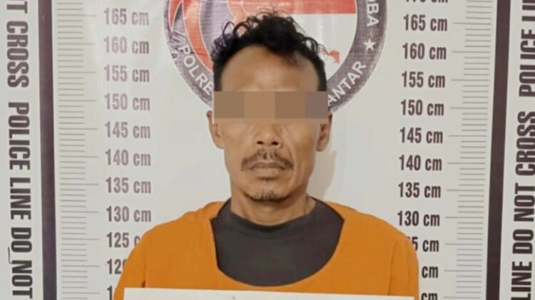 Tersangka DK beserta barang bukti