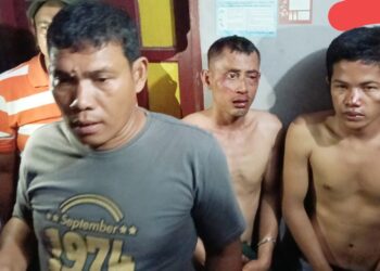 Kapolsek Sianțar Marihat AKP Doni Simanjuntak saat amankan kedua pencuri meteran air dari amukan warga