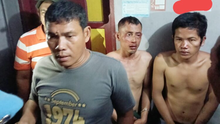 Kapolsek Sianțar Marihat AKP Doni Simanjuntak saat amankan kedua pencuri meteran air dari amukan warga