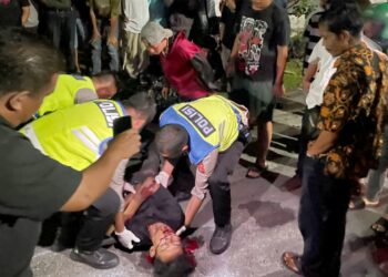 Pengendara sepedamotor Honda Vario, Nanda Satrio kondisi luka berat saat di evakuasi personil Unit Gakkum