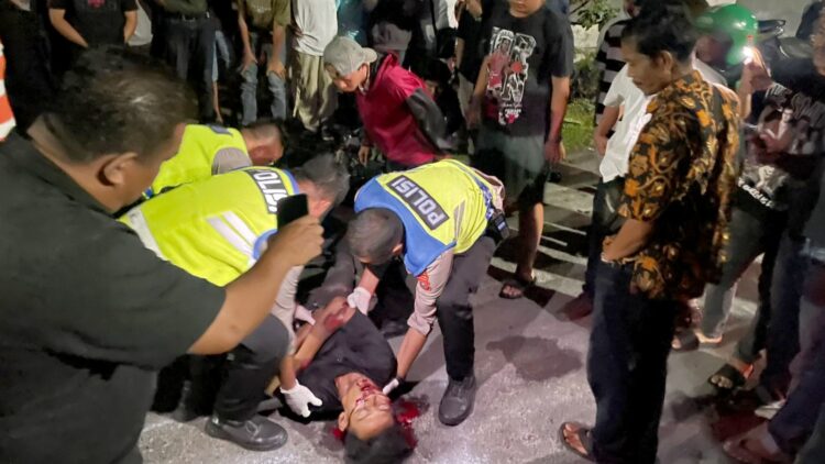 Pengendara sepedamotor Honda Vario, Nanda Satrio kondisi luka berat saat di evakuasi personil Unit Gakkum