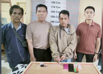 Kapolsek Bangun AKP Radiaman Simarmata dan Kanit Reskrim IPDA Gagas Dewanta Aji, S.Tr.K, lk mengapit Pengedar Sabu, Joko Wiono besera barang bukti