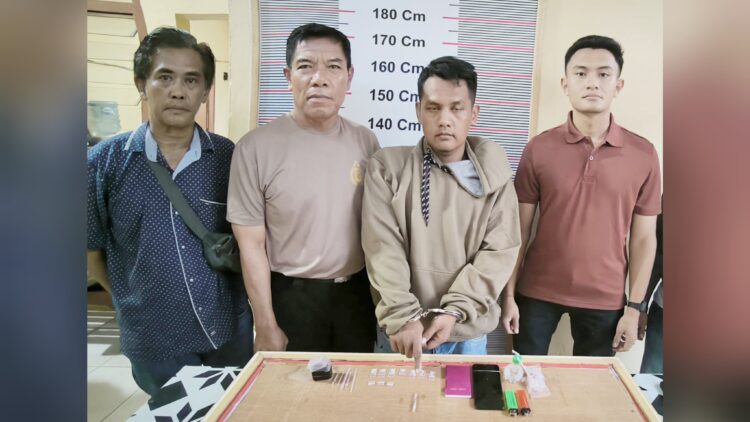 Kapolsek Bangun AKP Radiaman Simarmata dan Kanit Reskrim IPDA Gagas Dewanta Aji, S.Tr.K, lk mengapit Pengedar Sabu, Joko Wiono besera barang bukti