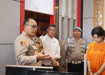 Kapolrestabes Medan Kombes Pol Gidion Arif Setyawan menginterogasi tersangka NS