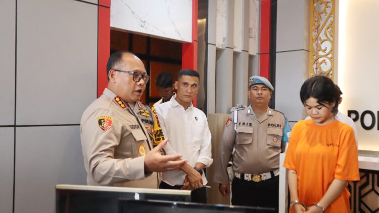 Kapolrestabes Medan Kombes Pol Gidion Arif Setyawan menginterogasi tersangka NS