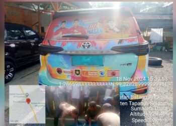 Mobil tim pemenangan Edy Rahmayadi-Hasan Sagala yang alami kecelakaan dan mahasiswi yang tewas dievakuasi warga. (Foto Ist