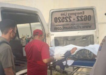 Jenajah korban saat dievakuasi ke ruangan jenajah RSUD dr Djasamen Saragih Kota Sianțar