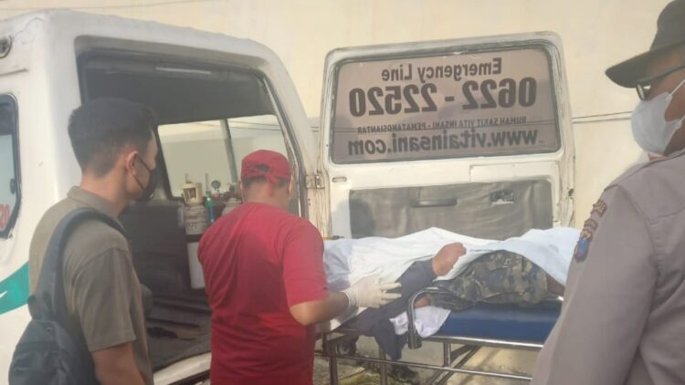 Jenajah korban saat dievakuasi ke ruangan jenajah RSUD dr Djasamen Saragih Kota Sianțar