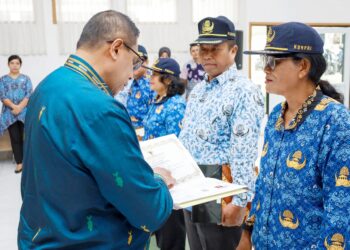 Pjs Wali Kota Siantar Drs Matheos Tan MM saat serahkan penyerahan SK Pensiun kepada 11 PNS