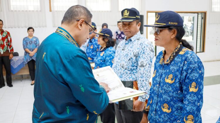 Pjs Wali Kota Siantar Drs Matheos Tan MM saat serahkan penyerahan SK Pensiun kepada 11 PNS