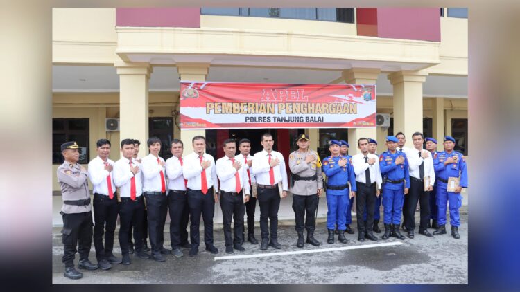 Kapolres Tanjung Balai photo bersama Pat personil yang menerima reward
