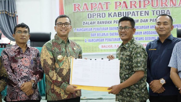 DPRD Kabupaten Toba bersama Pjs Bupati Toba, Dr. Agustinus Panjaitan, resmi menandatangani persetujuan bersama terkait RAPBD T.A 2025 serta Ranperda tentang Gedung dan Bangunan