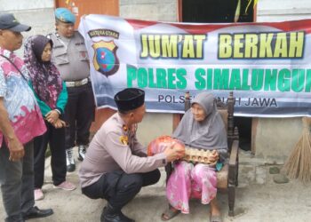 Kapolsek Tanah Jawa Kompol Asmon Bufitra SH. MH saat berikan bantuan sembako kepada warga