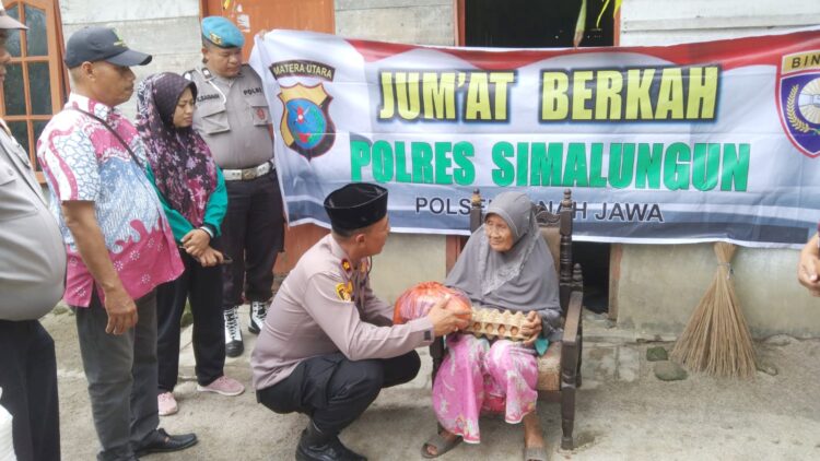 Kapolsek Tanah Jawa Kompol Asmon Bufitra SH. MH saat berikan bantuan sembako kepada warga