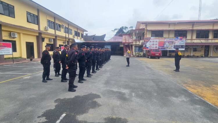 Kabag Ops Polres Siantar AKP Ilham Harahap saat menyambut datangan 60 Personil BKO Sat Brimob Polda Sumut