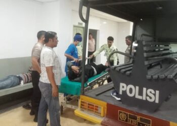 Kanit Binmas AIPTU P. Simanjuntak bersama personil saat bantu evakuasi korban tabrakan
