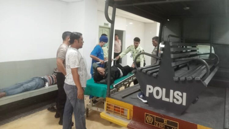 Kanit Binmas AIPTU P. Simanjuntak bersama personil saat bantu evakuasi korban tabrakan