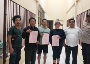 Tiga orang yang diamankan terkait dugaan politik uang di Pilkada Humbahas 2024. (Foto Ist)