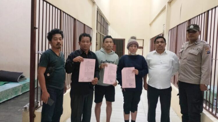 Tiga orang yang diamankan terkait dugaan politik uang di Pilkada Humbahas 2024. (Foto Ist)
