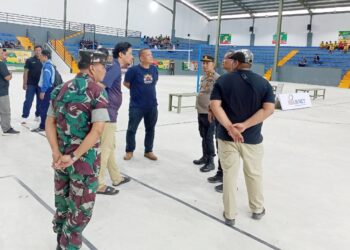 Kasikum AKP S. Sagala, SH mewakili Kapolres Siantar AKBP Yogen Heroes Baruno SH. SIK menghadiri pembukaan kejuaraan bola voli tingkat pelajar