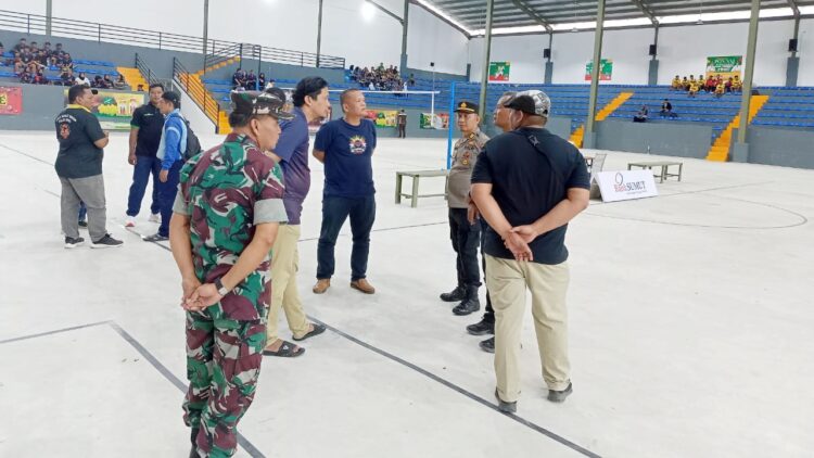 Kasikum AKP S. Sagala, SH mewakili Kapolres Siantar AKBP Yogen Heroes Baruno SH. SIK menghadiri pembukaan kejuaraan bola voli tingkat pelajar