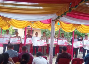 Delpin Barus S.T M.Ikom saat berikan bantuan sosial kepada delapan Gereja saat Reses I