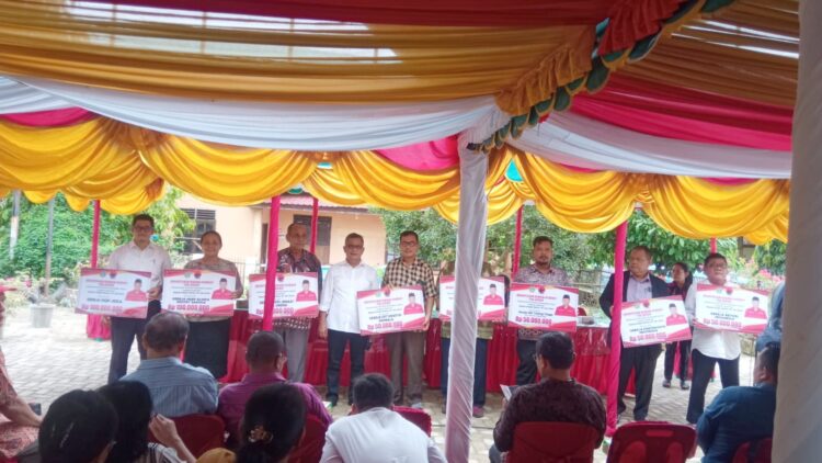 Delpin Barus S.T M.Ikom saat berikan bantuan sosial kepada delapan Gereja saat Reses I