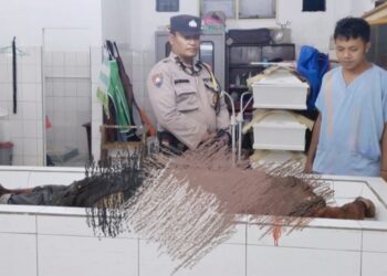 Jasad pria berjaket saat di ruangan jenajah RSUD dr Djasamen Saragih Kota Siantar