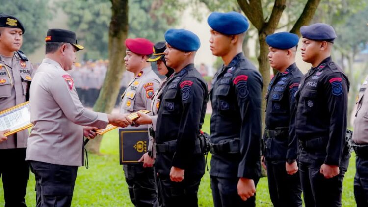 Kapolda Sumut, Irjen Pol Whisnu Hermawan Februanto berikan penghargaan kepada sejumlah personel atas dedikasi dan aksi kemanusiaan mereka saat menghadapi bencana banjir. (Foto Ist)