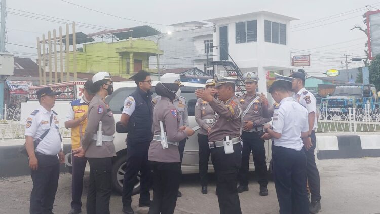 Kanit Turjawali IPTU P. Manurung SH dampingi Kasubdit Kamsel Dit Lantas Poldasu Kompol Rika Susilawaty Sigalingging, S.I.K., M.H survei jalan rusak dan macet