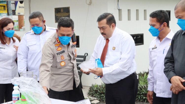 Kajari Siantar Jurist P. Sitepu SH. MH bersama Kapolres Siantar AKBP Yogen Heroes Baruno SH. SIK dan undangan musnahkan barang bukti