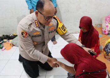 Kapolrestabes Medan Kombes Pol Gidion Arif Setyawan jenguk gadis disabilitas yang diperkosa. (Foto Ist)