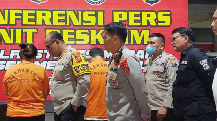 Kapolrestabes Medan Kombes Pol Gidion Arif Setyawan saat paparan kasus penggelapan mobil rental di halaman Polsek Medan Tembung. (Foto Ist)