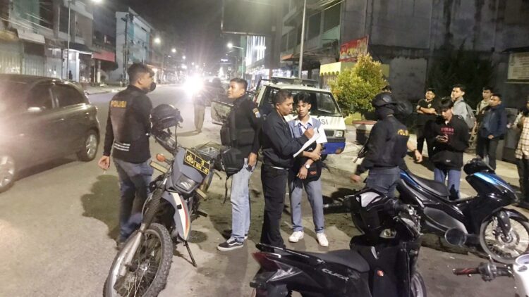 Personil Unit Gakkum saat olah TKP
