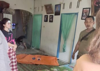 Kapolsek Siantar Barat IPTU Dian Putra S.Sos. I, M.H menyerahkan jenajah korban kepada kakak ipar korban