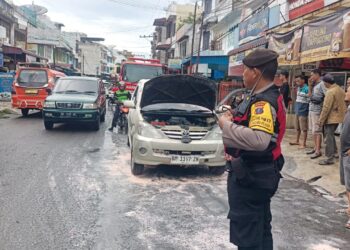 Kanit Samapta Polres Siantar IPDA Vernando Sinaga SH melakukan pengamanan di Lokasi Kebakaran Mobil di Jalan Wahidin