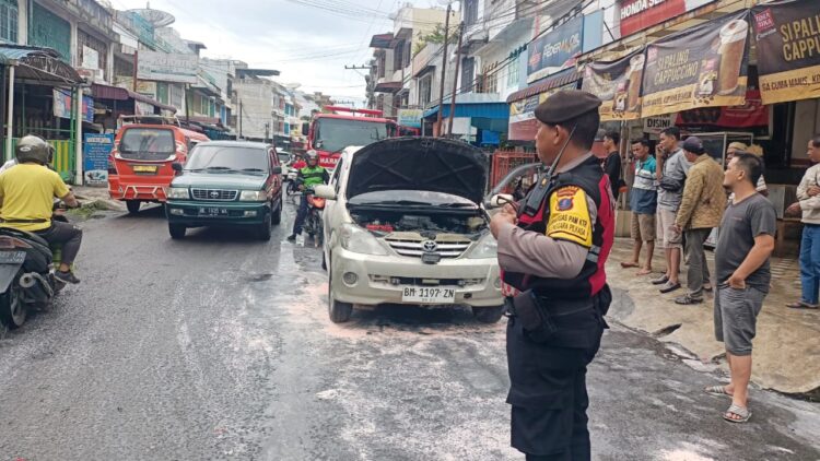 Kanit Samapta Polres Siantar IPDA Vernando Sinaga SH melakukan pengamanan di Lokasi Kebakaran Mobil di Jalan Wahidin