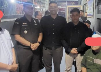 Kedua tersangka, Azhar Efendi Lubis dan Muhammad Erwin saat di Kejari Tebing Tinggi