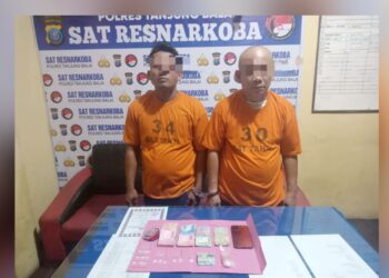 Kedua pengedar sabu, alias Jon dan ES alias Edu beserta barang bukti