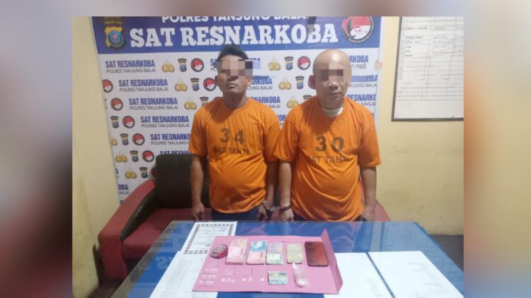 Kedua pengedar sabu, alias Jon dan ES alias Edu beserta barang bukti